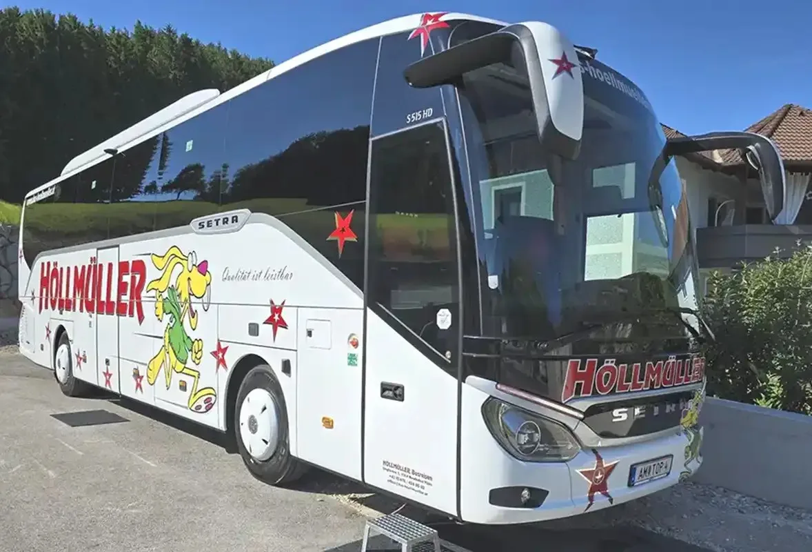 Setra-Reisebus mit Hasen-Beschriftung seitlich vor einem Haus
